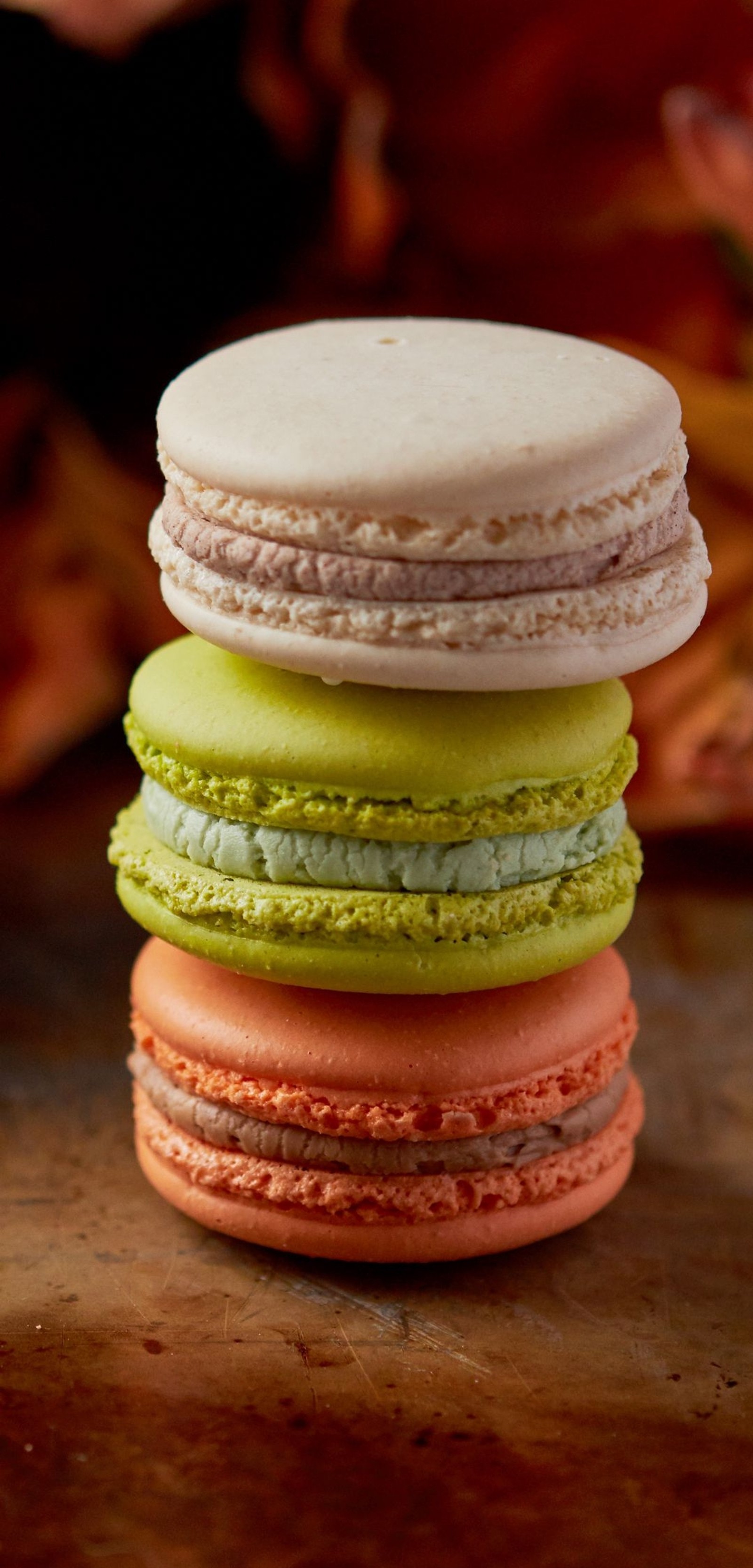 Un primer plano de una pila de macarons sobre una mesa (postre, macarón, macaron, pastel, frambuesa)