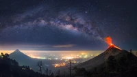 Volcán iluminado por estrellas: Un paisaje nocturno majestuoso