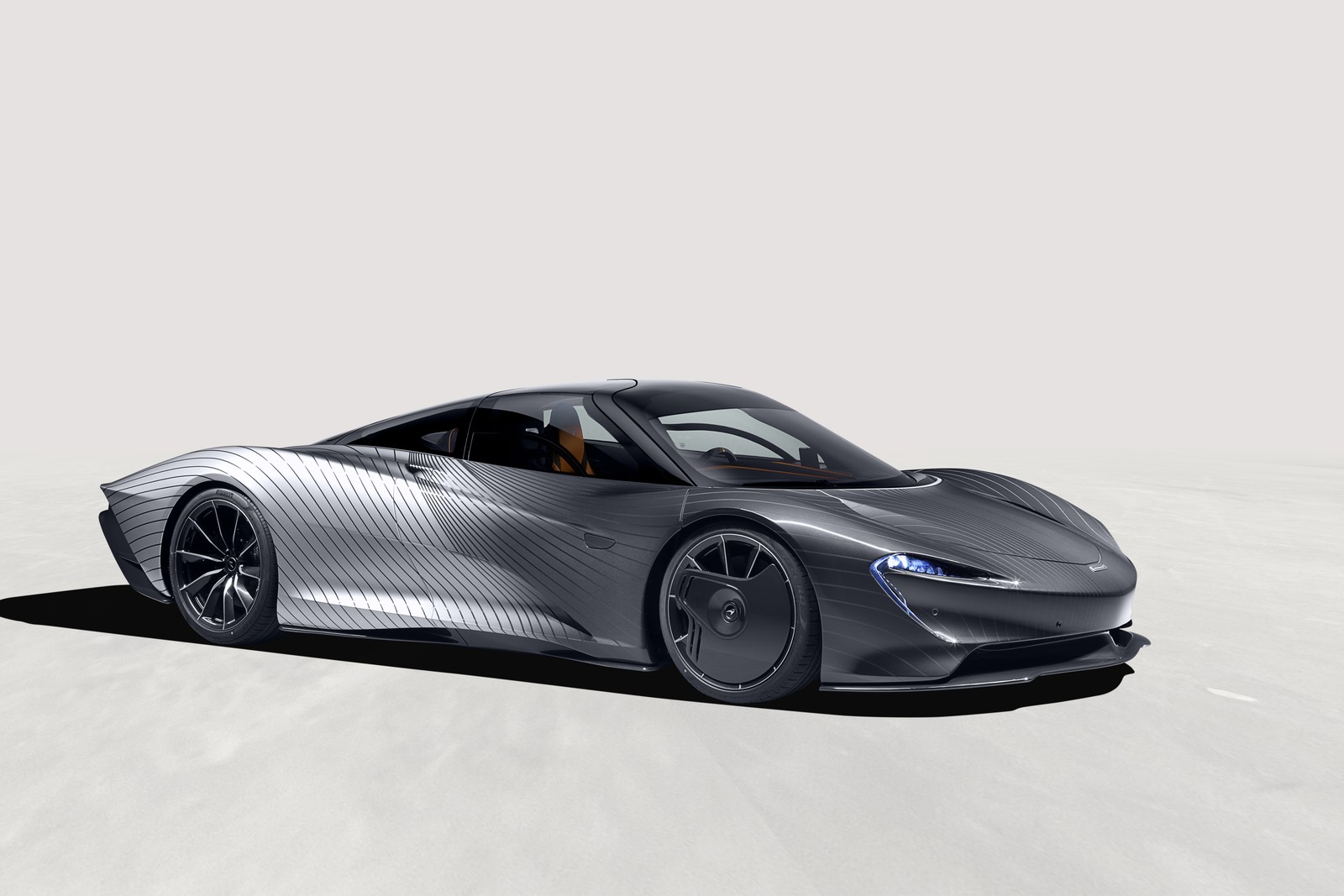 Крупный план серебристого спортивного автомобиля на белой поверхности (mclaren mso speedtail, 2021, белый фон, 5k, машины)