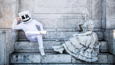 DJ Marshmello entspannt sich neben einer klassischen Statue