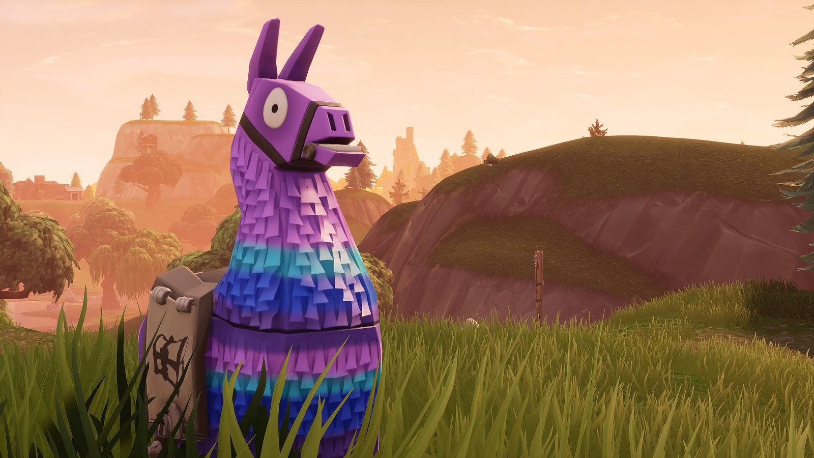 Un primer plano de una llama en un campo con una montaña al fondo (fortnite, gaming, llama, manpie)