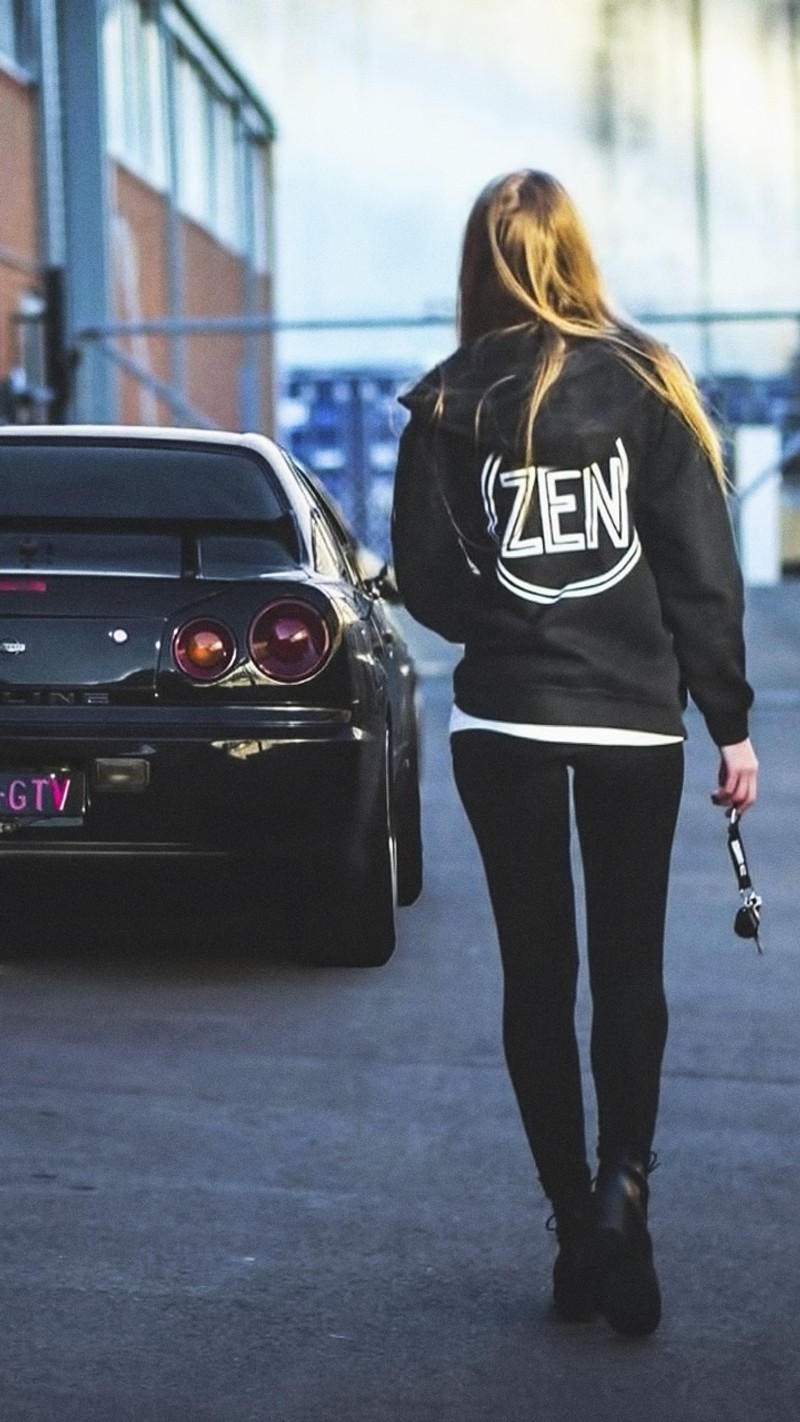 Una mujer alterada caminando por la calle con un patinete na mão (coche, nissan skyline)