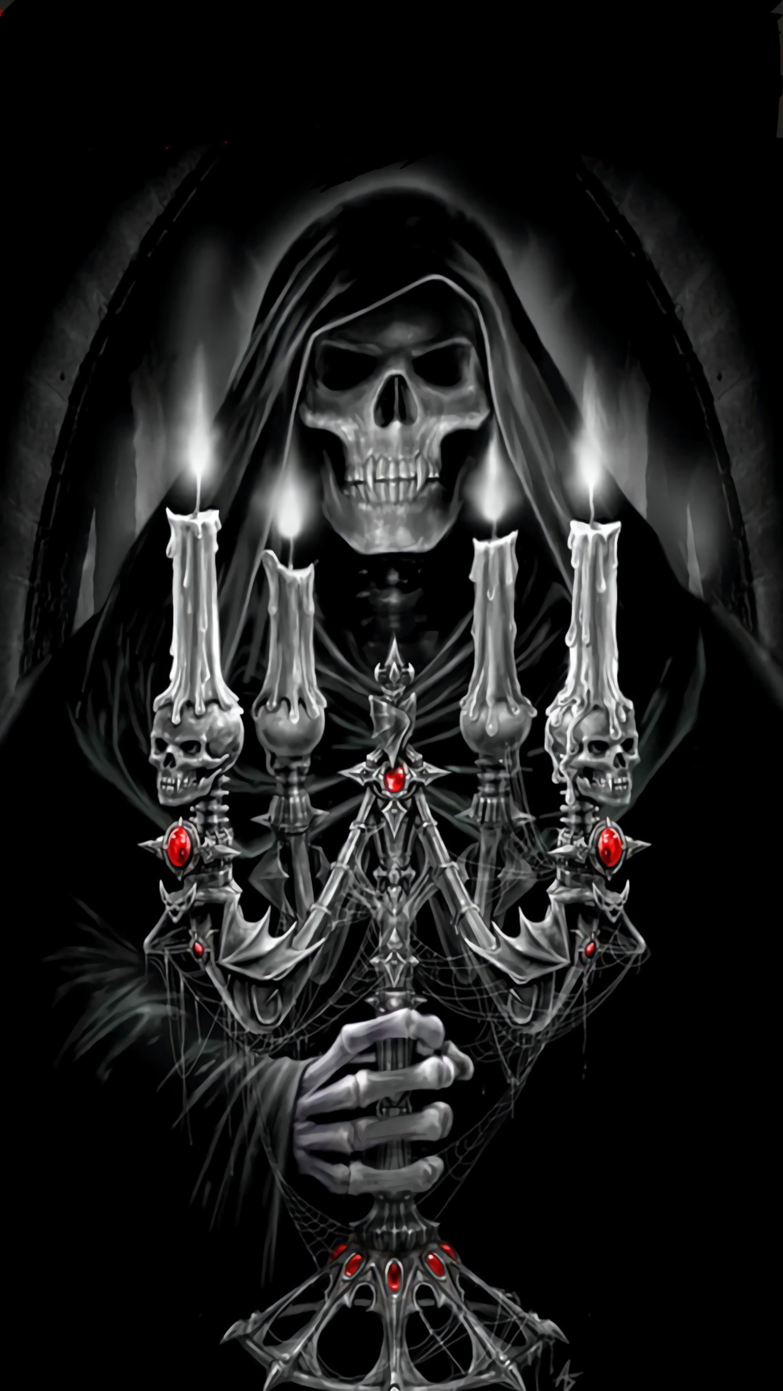 Uma imagem em preto e branco de um esqueleto segurando três velas (candels, diabo, halloween, horror, assustador)