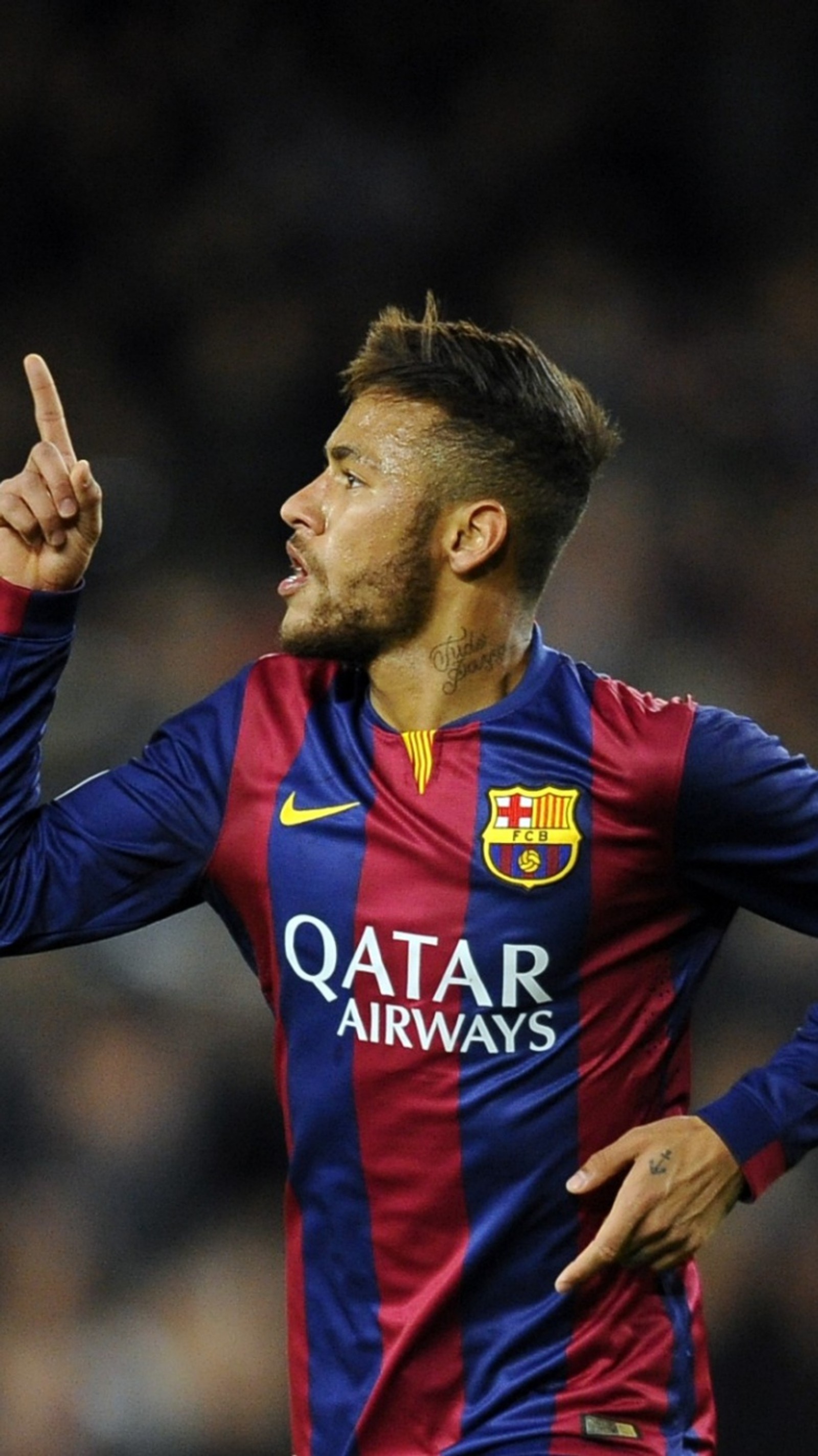 Un footballeur en uniforme bleu et rouge pointant quelque chose. (barcelone, barcelona, football, neymar)