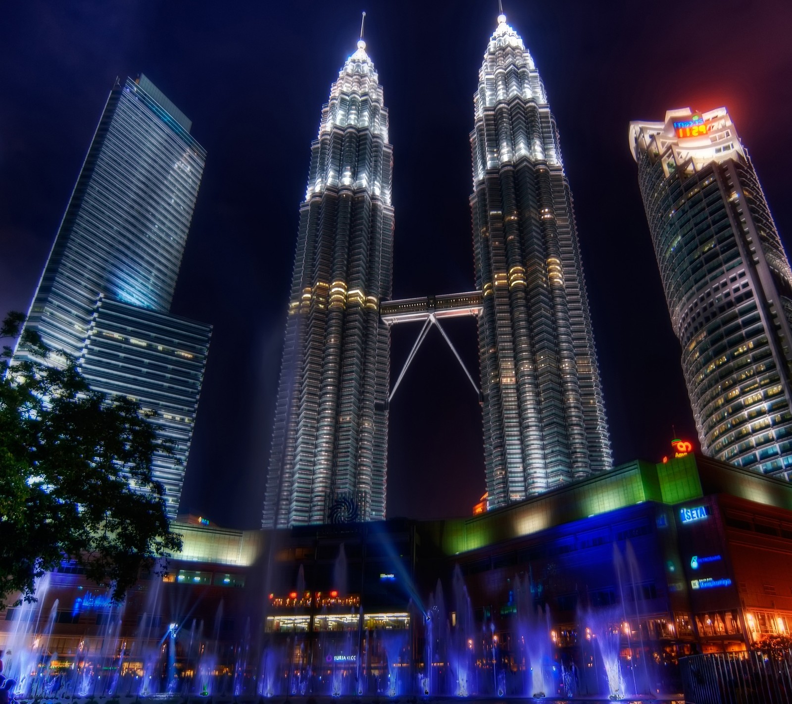 Vista árabe de las torres petronas y fuentes por la noche (asia, edificio, ciudad, malasia, petronas)