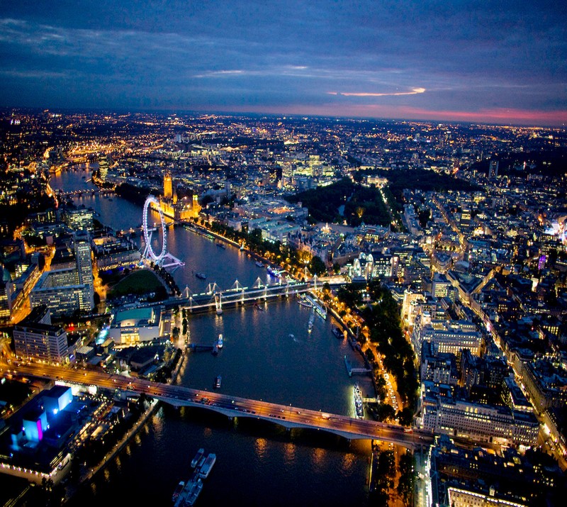 Арабский вид города ночью с колесом обозрения вдалеке (лондон, london, вид)