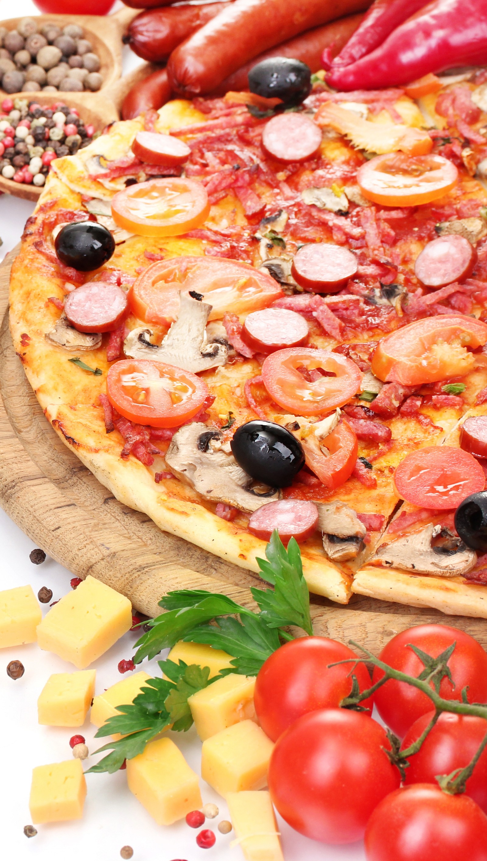 Une pizza avec des tomates, des champignons, de la saucisse et du fromage (délicieux, pizza)