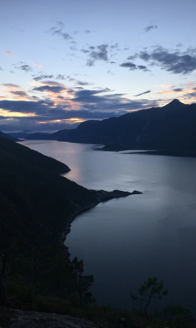 Crepúsculo tranquilo sobre aguas serenas