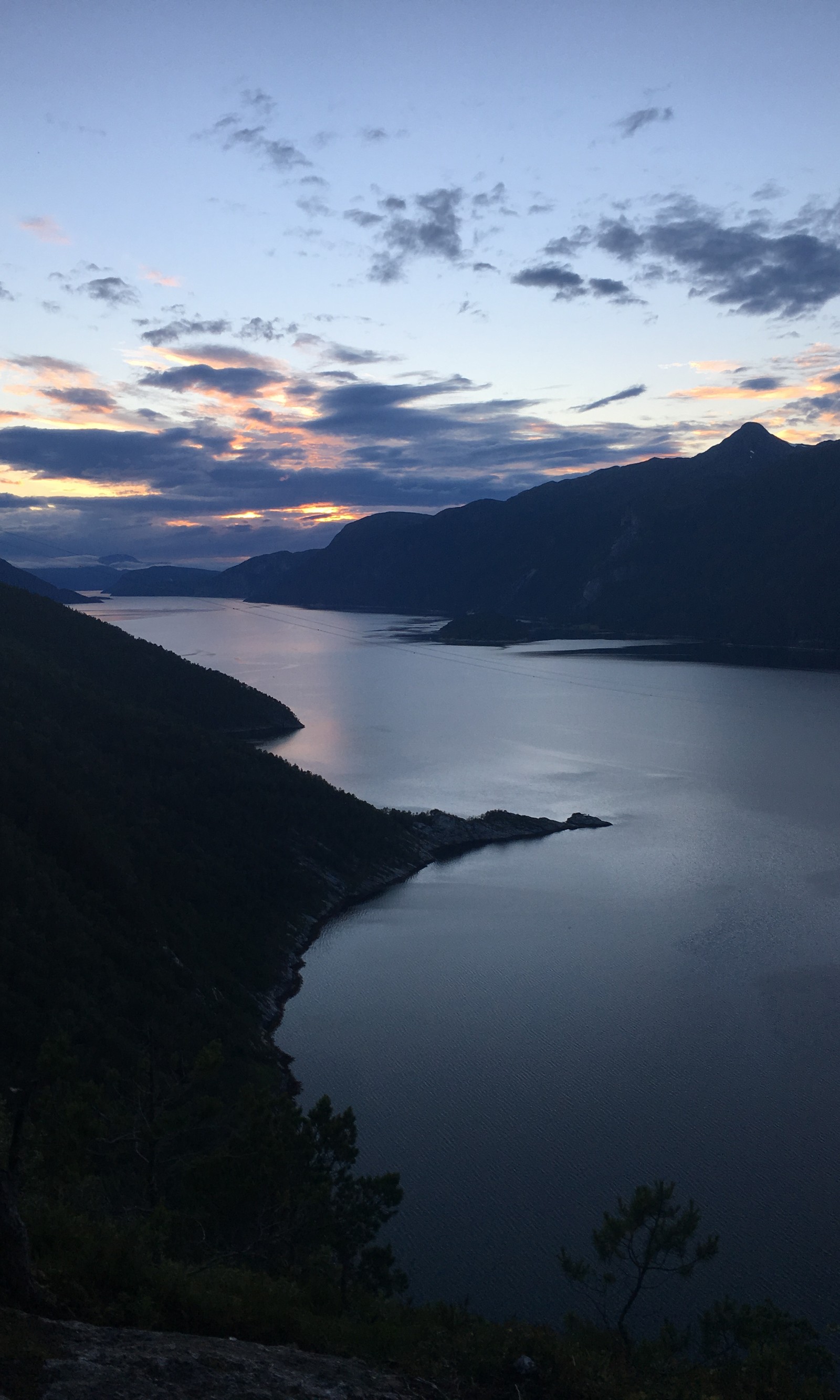 Vista aérea de um lago e montanhas ao crepúsculo com uma pessoa sentada em um banco (água, lago, égua, mar, noite)