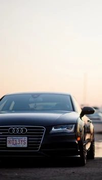 Elegante Audi A7 preto sob o céu do pôr do sol