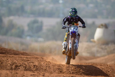 Wheelie de moto de tierra en acción en una pista de tierra