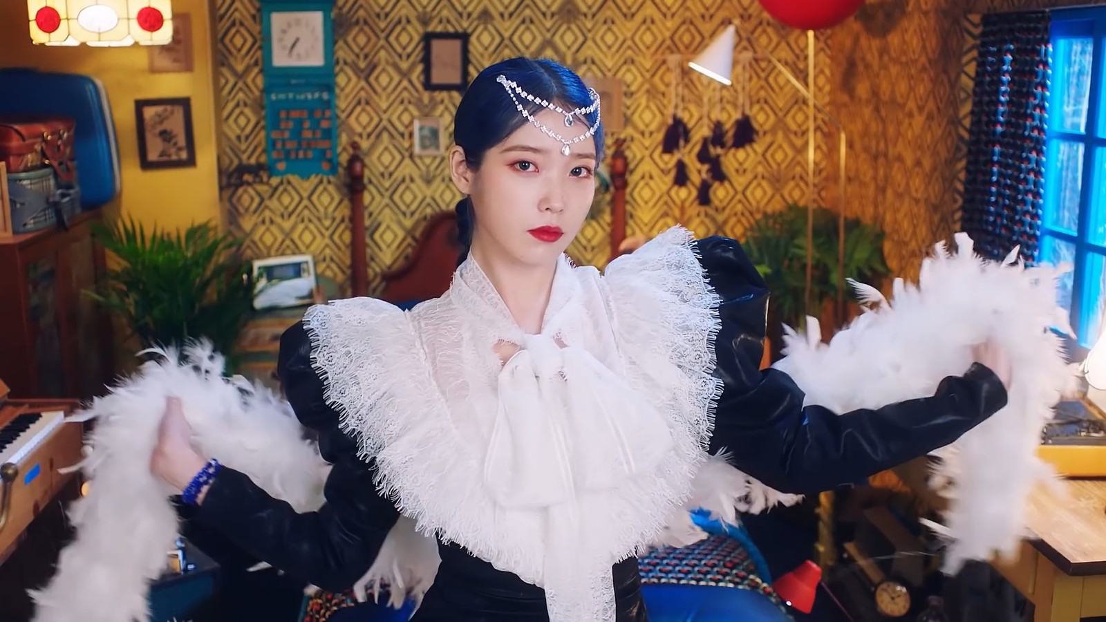 Une femme girafe en robe noire et châle en plumes blanches (iu, kpop, filles, k pop, blueming)