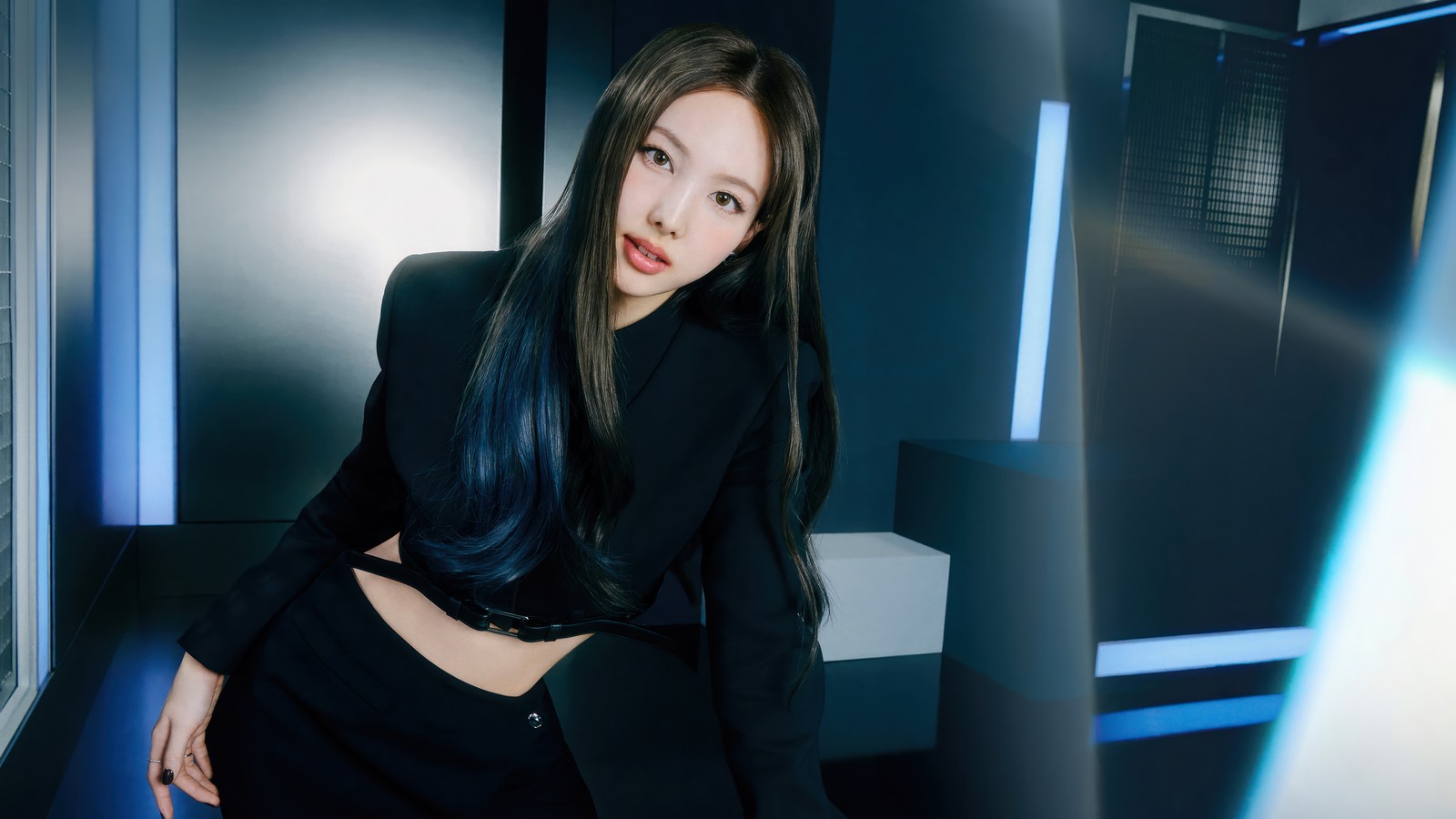 Ein bild einer frau in schwarzem top und rock (zweimal, kpop, k pop, 트와이스, nayeon)