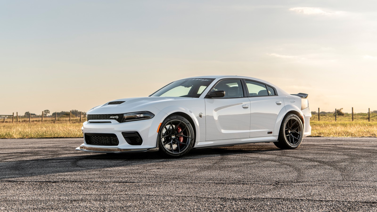 O dodge charger sr hellcat branco está estacionado na estrada (dodge charger hellcat, hennessey, 8k, 5k, carros)