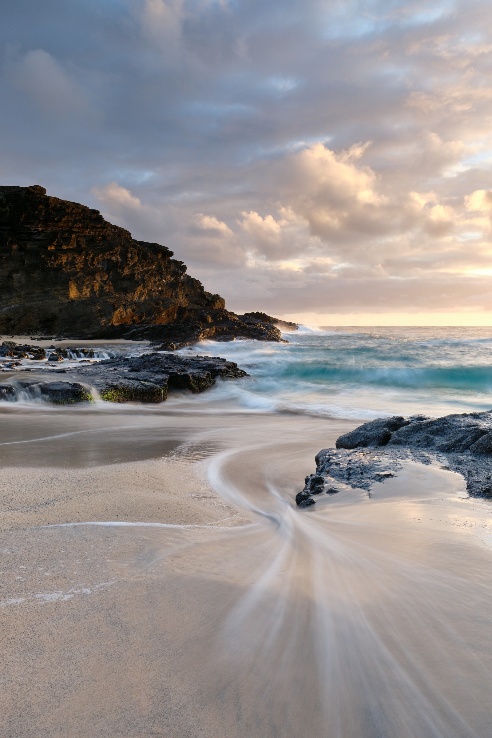 Vista árabe de una playa con olas rompiendo en la orilla (promontorio, agua, mar, orilla, ola)