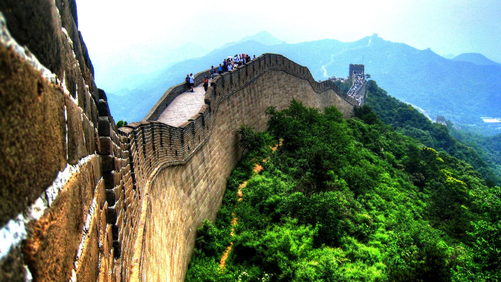 Section de la grande muraille de chine avec des gens qui marchent dessus (grande muraille de chine, montagne, point de repère, station de montagne, tourisme)