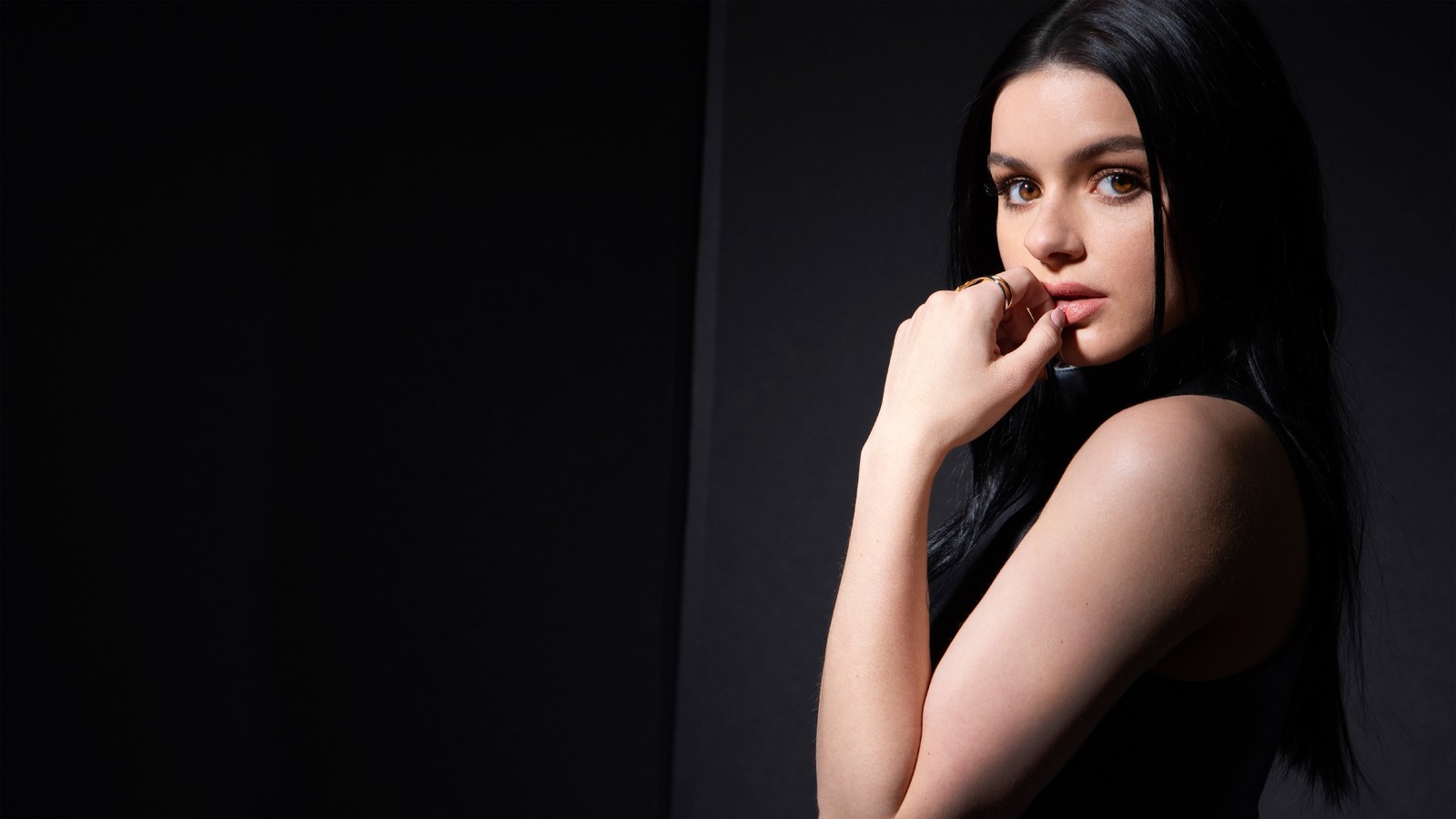 Femme araffée en robe noire posant pour une photo (ariel winter, actrice, célébrité, filles, séance photo)