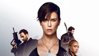 Ein auffälliges Plakat für "Die alte Garde", das eine kämpferische Charlize Theron umgeben von wichtigen Charakteren zeigt und Themen wie Unsterblichkeit und Action präsentiert.