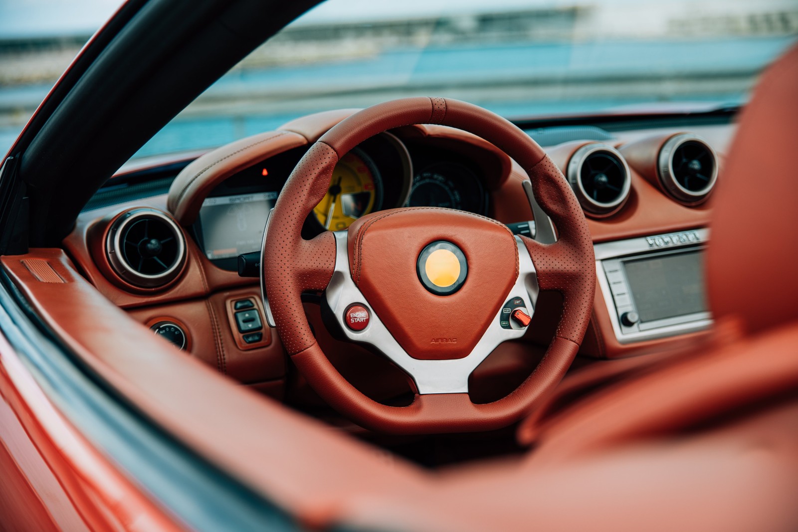 Gros plan d'un volant de voiture avec un siège en cuir rouge (voiture, volant, partie de direction, roue, console centrale)