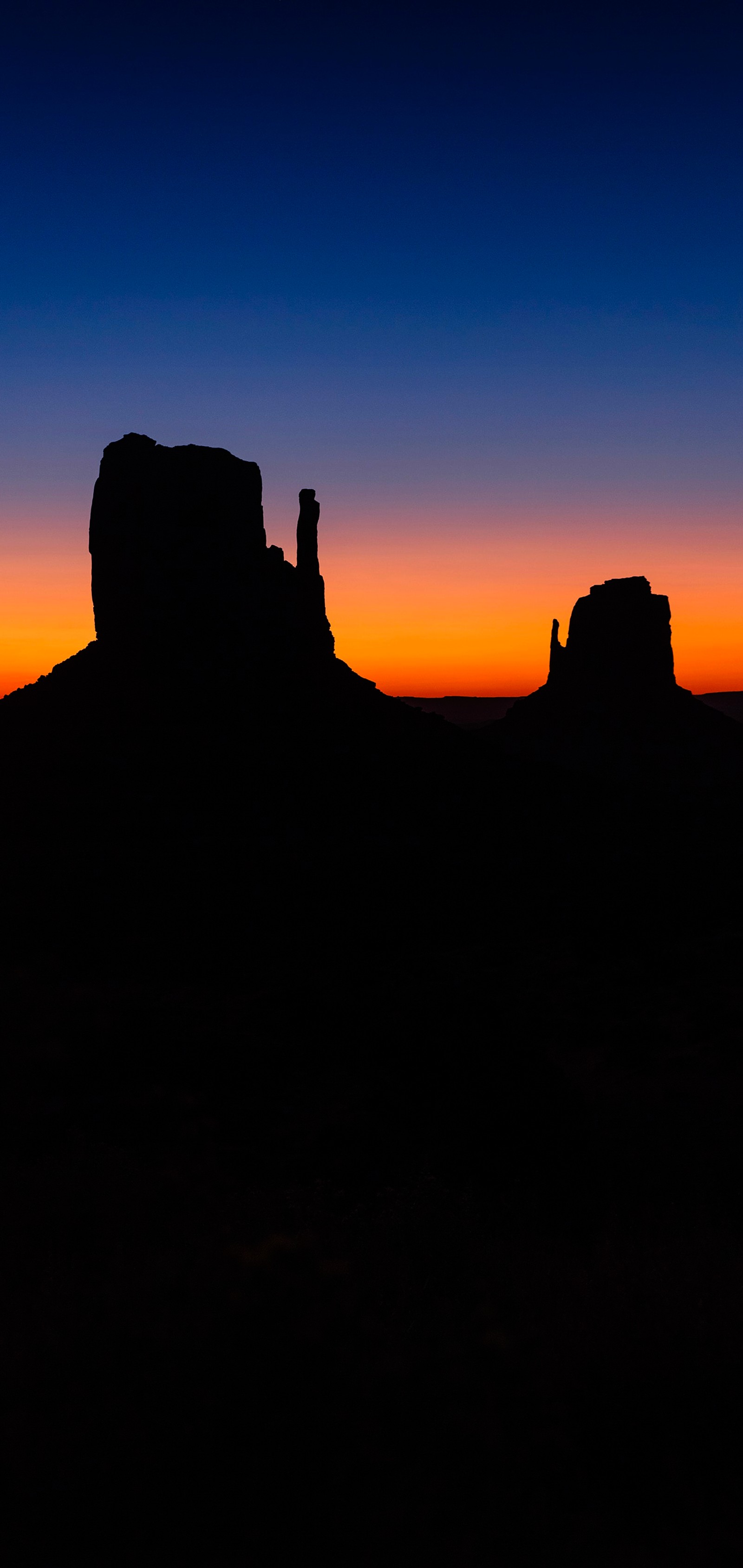 Jirafas a lo lejos al atardecer en el desierto (monument valley, montaña, paisaje natural, crepúsculo, atardecer)