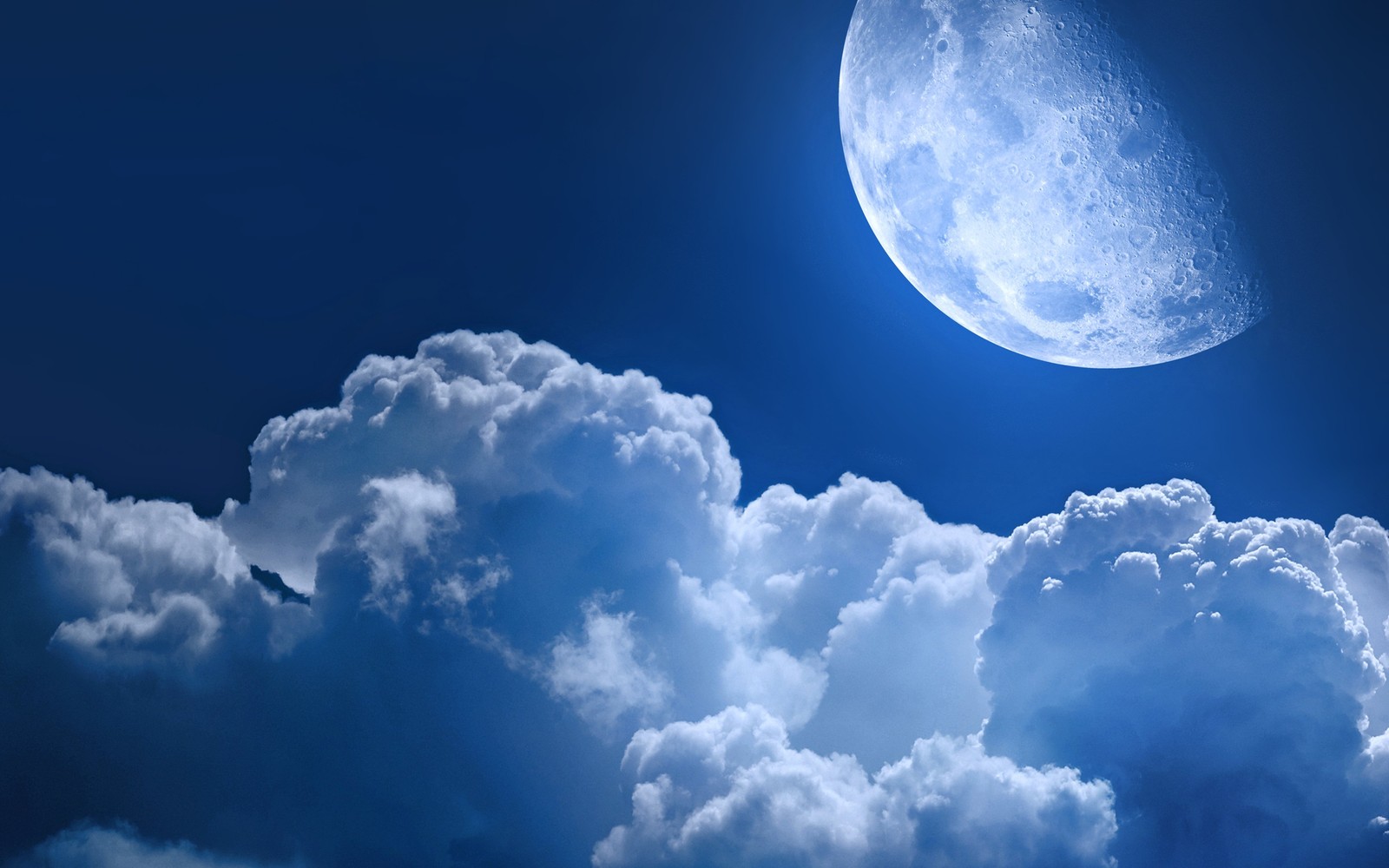 Un gros plan d'une lune dans le ciel avec des nuages (nuage, journée, bleu, cumulus, atmosphère)