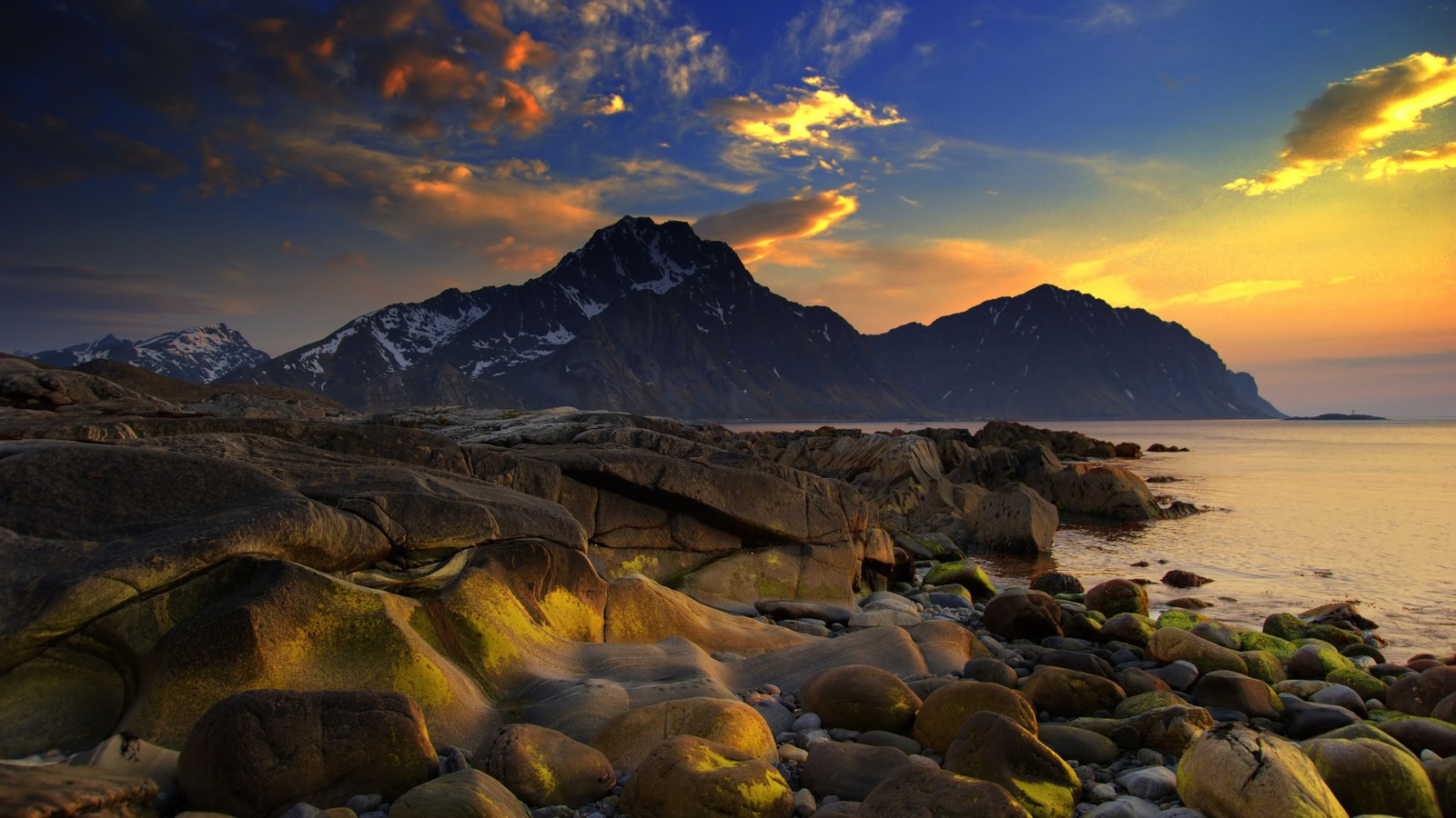 Vue d'une plage rocheuse avec une montagne en arrière-plan (mer, coucher de soleil, la côte, montagne, rivage)