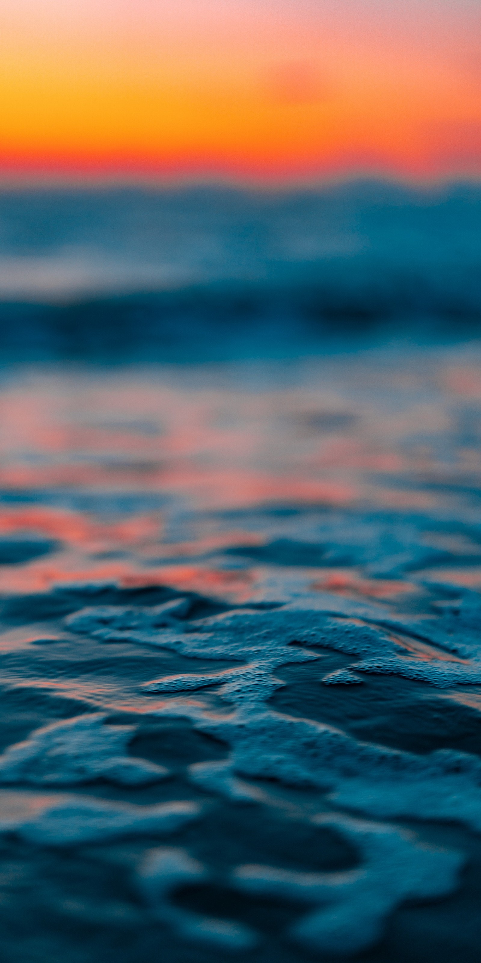 Крупный план водоема с закатом на заднем плане (яблоки, вода, жидкость, синий, лазурный)