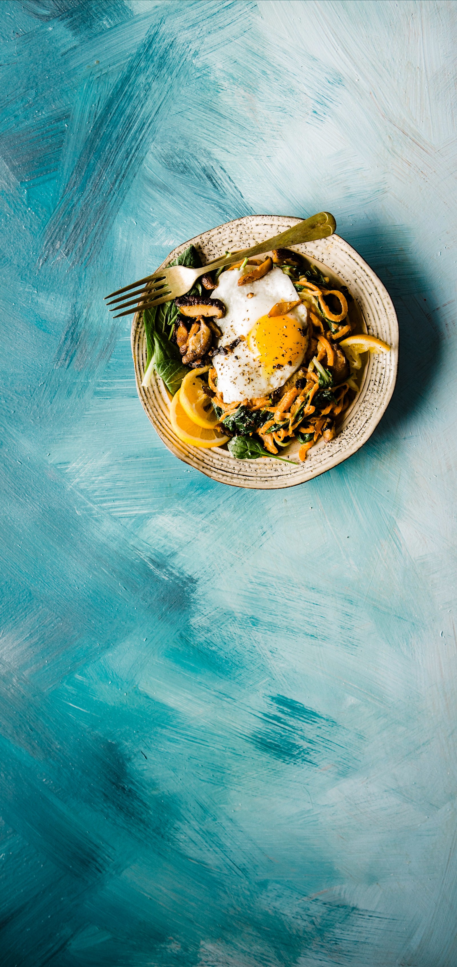 Hay un plato de comida con fideos y huevos en él (agua, ojo, líquido, mundo, arte)