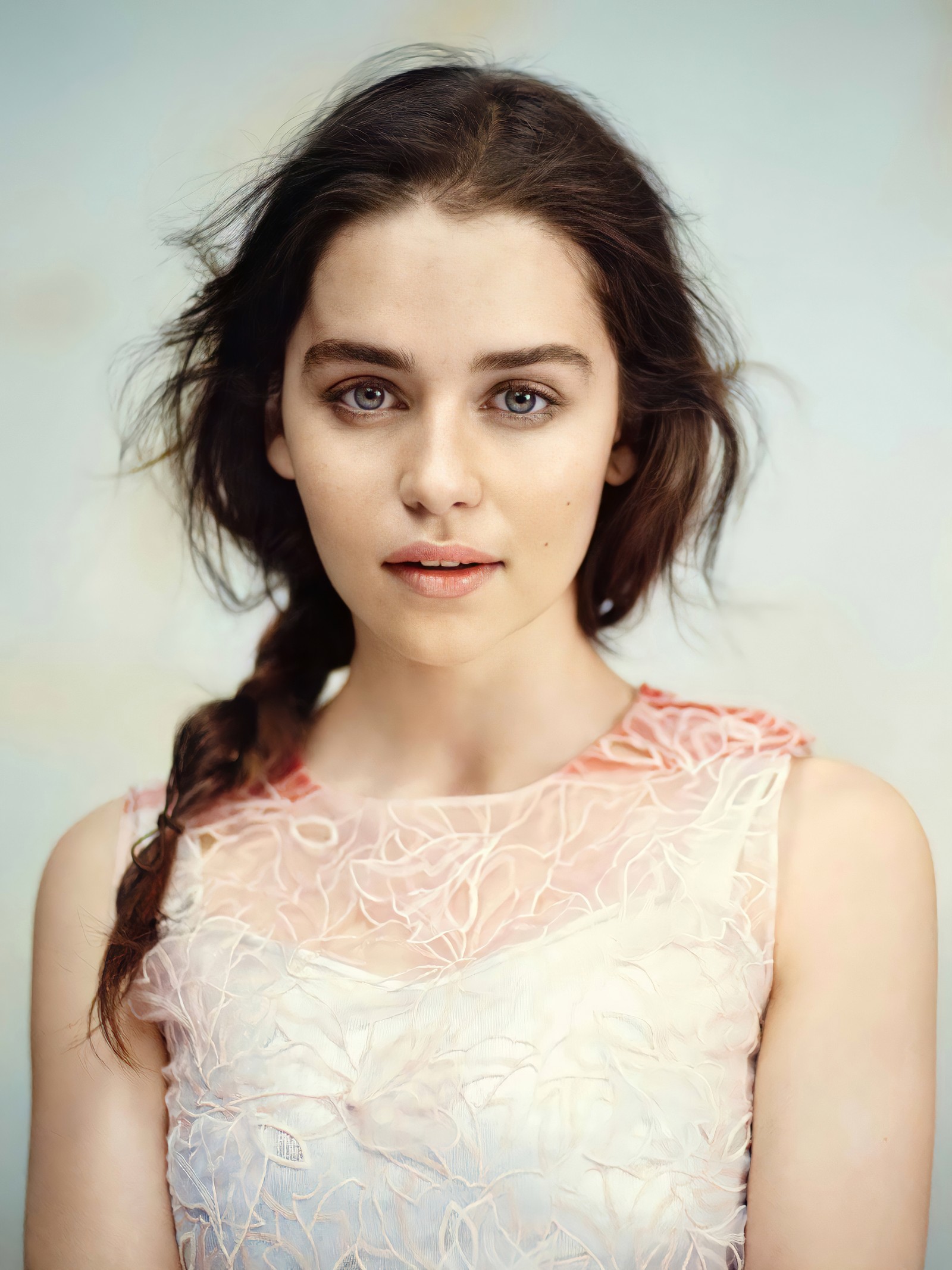 Un gros plan d'une femme avec une tresse dans une robe (emilia clarke, actrice anglaise, belle actrice, 5k, gens)