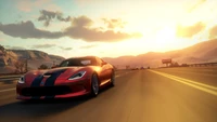 Dynamischer Sonnenuntergang: Rotes Sportauto auf offener Straße in Forza Horizon