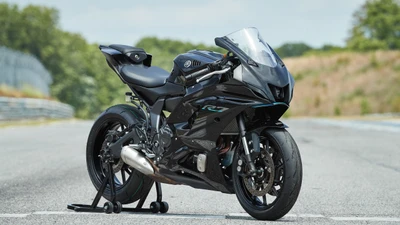 2022 Yamaha YZF R7 : Moto sportive noire élégante sur la piste