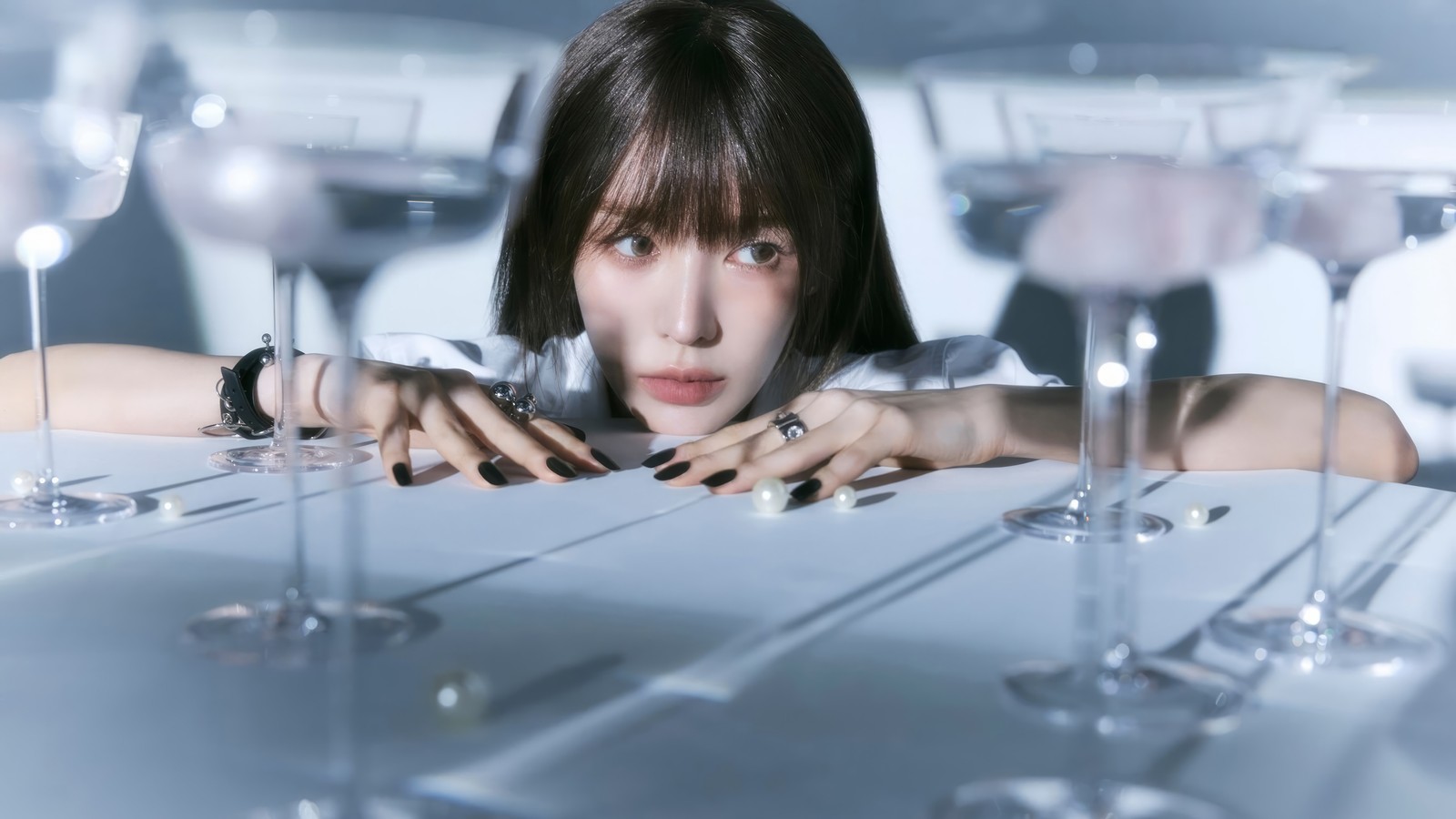 Uma mulher sentada à mesa com taças de vinho (wendy, 웬디, son seung wan, 손승완, red velvet)