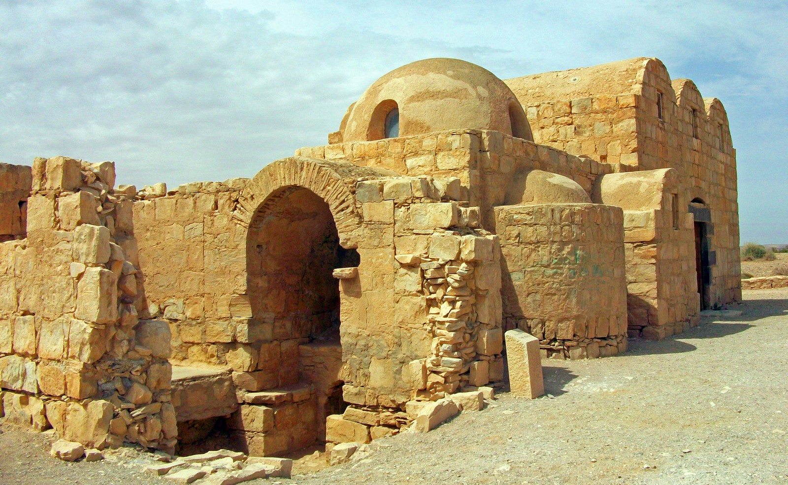 Há um edifício de pedra com uma cúpula em cima (sítio histórico, história antiga, sítio arqueológico, ruínas, história)