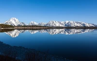 Reflexão deslumbrante das montanhas cobertas de neve no Lago Espelho, Parque Nacional Grand Teton, Wyoming