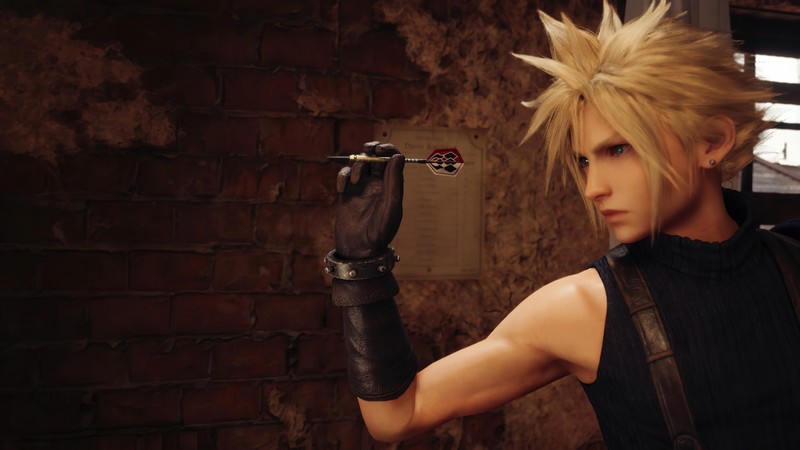 Крупный план человека, держащего пистолет в комнате (клауд страйф, cloud strife, final fantasy 7 remake, final fantasy vii remake, ff7)