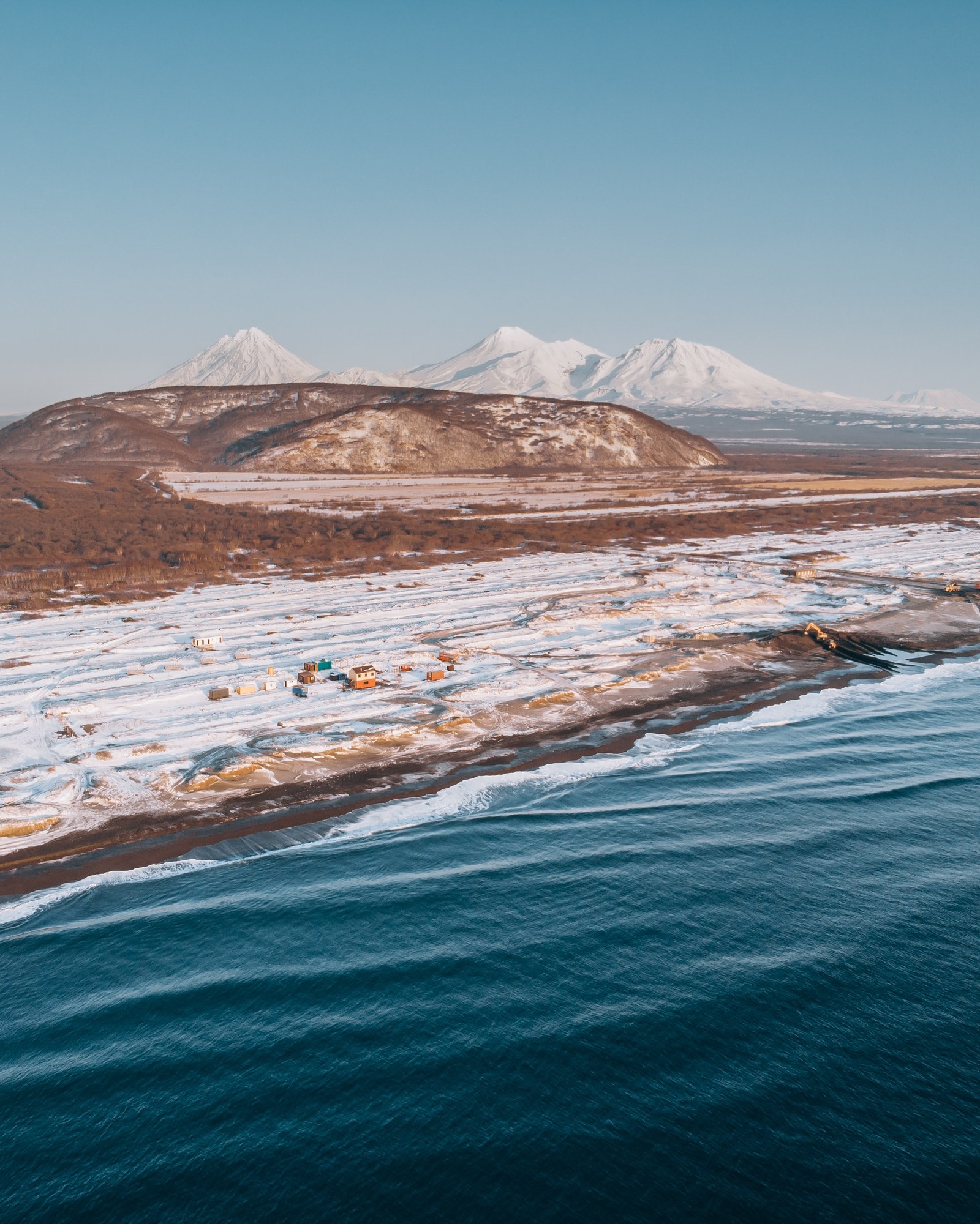 Большое водоем с горой на заднем плане (берег, водные ресурсы, горизонт, горный хребет, гора)