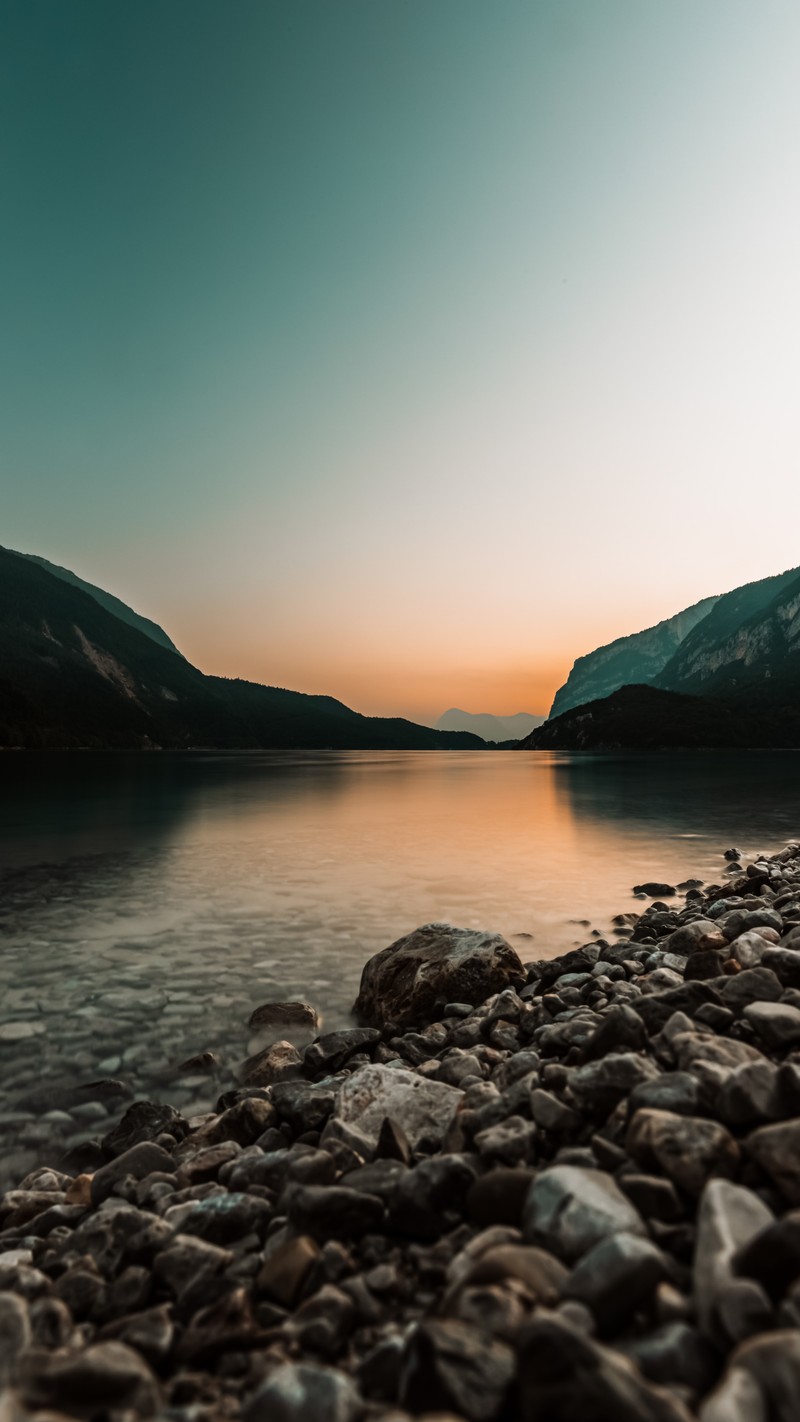 Вид на озеро с камнями и водой (отражение, вода, водные ресурсы, гора, природный пейзаж)