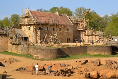 Restauração de um castelo medieval: Um vislumbre da arquitetura antiga e da história