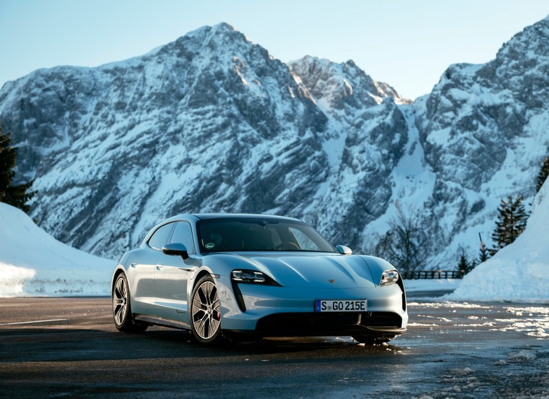 Синий porsche taycan едет по снежной дороге (porsche taycan 4s sport turismo, 2022, 5k, 8k, машины)