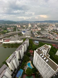 Vista panorámica de un paisaje urbano residencial con paisaje urbano y vegetación