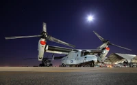 Bell Boeing V-22 Osprey de rotor inclinado sob a luz da lua na base do Corpo de Fuzileiros Navais