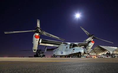 Bell Boeing V-22 Osprey de rotor inclinado a la luz de la luna en la base del Cuerpo de Marines