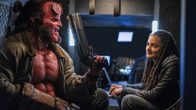 Hellboy et Alice Monaghan partagent un moment dans un cadre futuriste de "Hellboy" (2019).