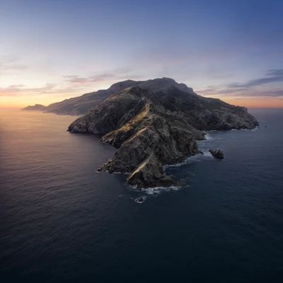 Sérénité du Soir : Une Île Majestueuse Entourée de Eaux Tranquilles