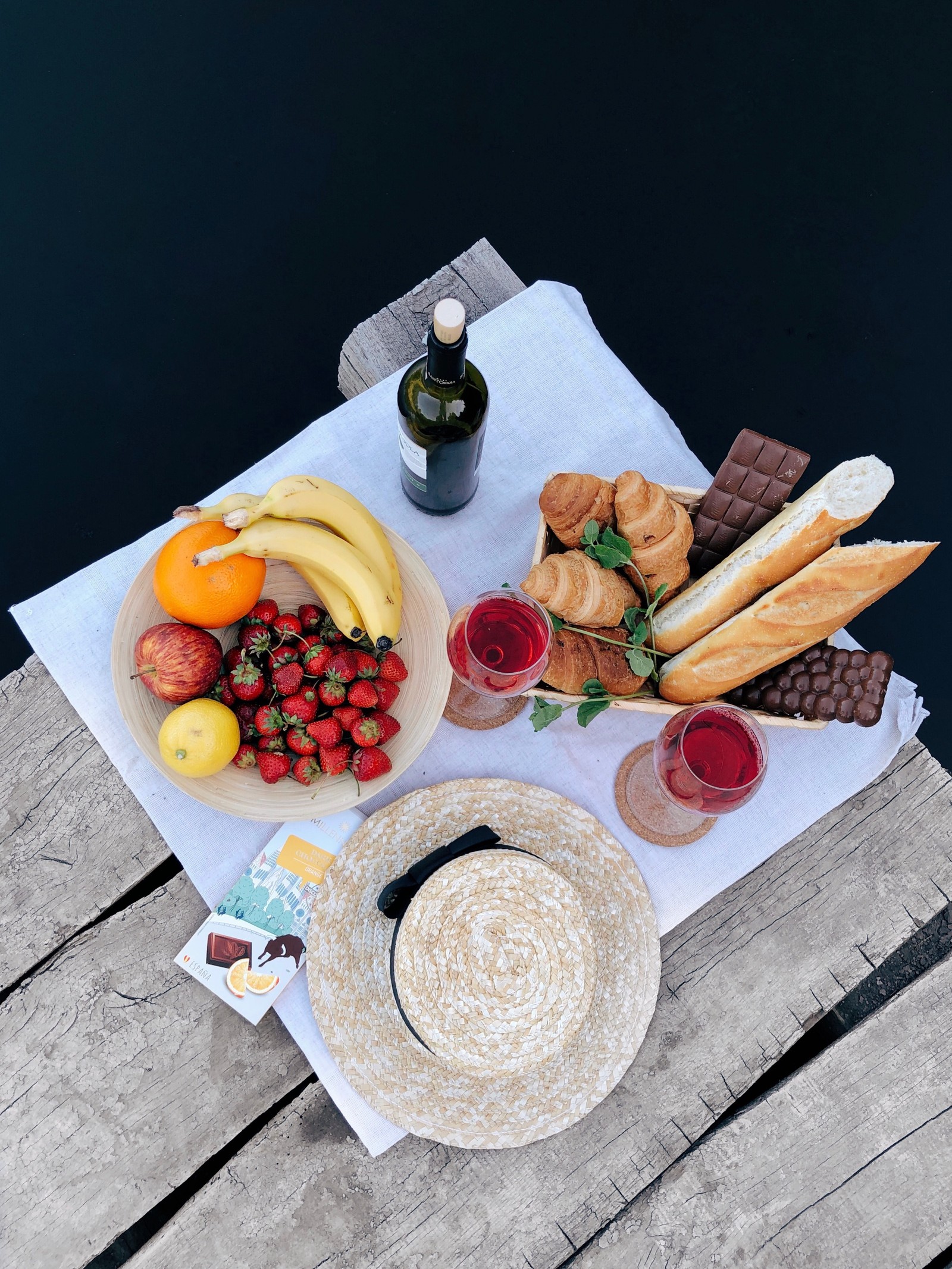 Hay un plato de frutas y pan sobre la mesa (plato, desayuno completo, desayuno, brunch, cocina vegetariana)