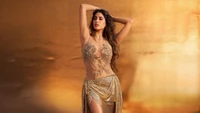 Janhvi Kapoor em traje dourado elegante - 2024