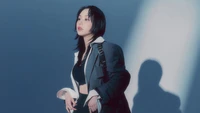 Chaeyoung von TWICE in einer stilvollen Pose, die eine moderne und schicke Modeästhetik zeigt.