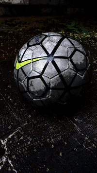 Bola de futebol Nike desgastada em uma superfície desgastada