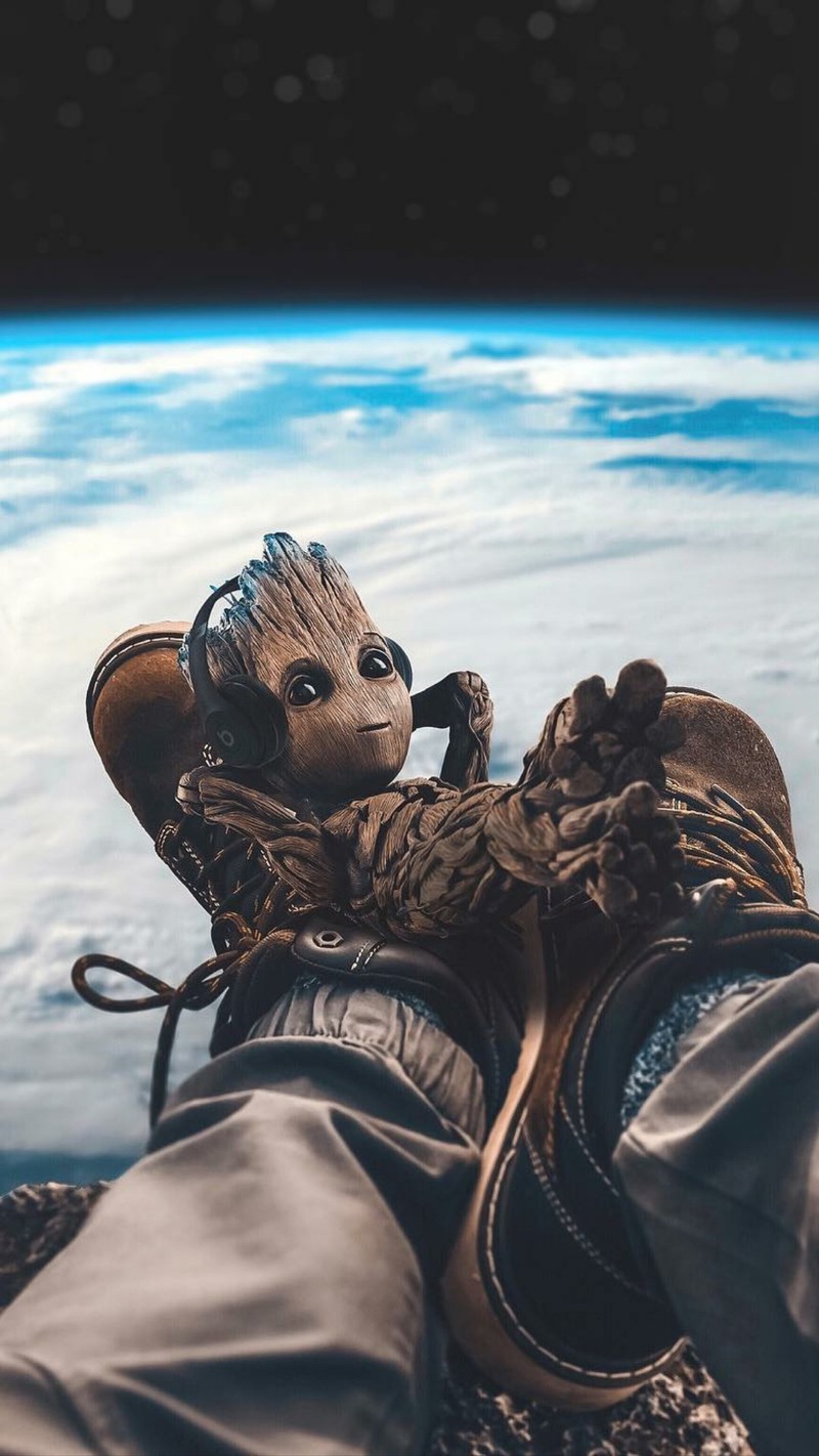 Крупный план ног человека в обуви (мстители, avengers, малыш грут, baby groot, marvel)