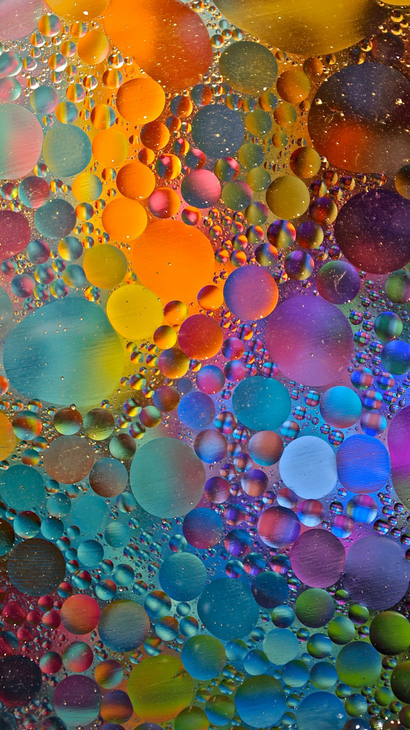 Um close em um fundo colorido com bolhas e cores (gotas, multicolorido, água)